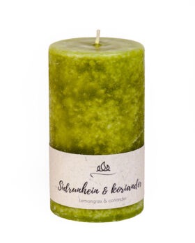 Scented candle Lemongrass & coriander  A refreshing combination of spicy lemongrass and the world's oldest oriental herb coriander.  Coloured through scented candle. Olive green.